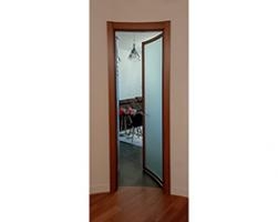 Радиусная распашная дверь с гнутым молированным стеклом