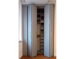 Шкаф со складными дверями из мдф
