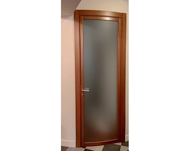 Радиусная распашная дверь с гнутым молированным стеклом
