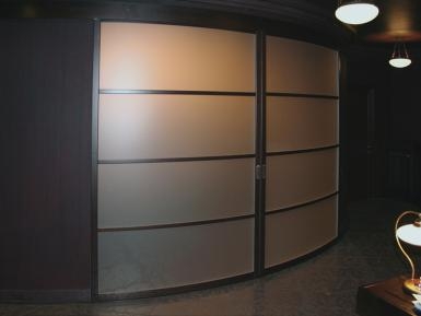 Радиусные двери в зале заседаний московской компании