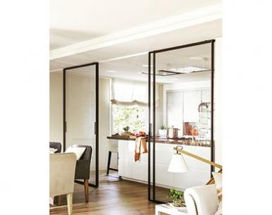 Раздвижные стеклянные двери между кухней и гостиной