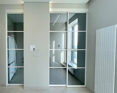 Раздвижные двери с серым прозрачным стеклом. Фото.