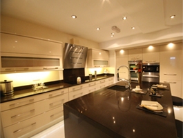 Кухни «Экалюм Глянец» с глянцевым фасадом идеальны для применения на кухне и в помещениях с повышенной влажностью