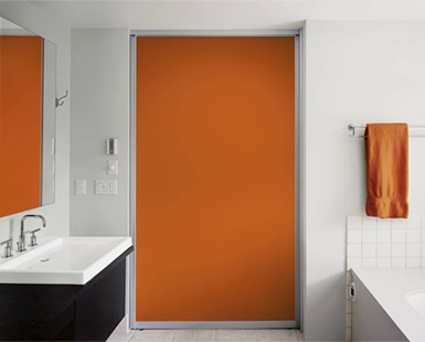Яркая оранжевая раздвижная дверь