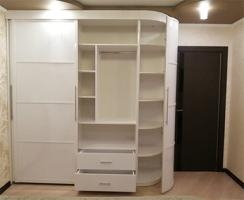 Белый радиусный шкаф-купе в прихожей