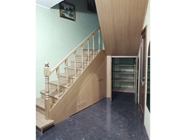 Встроенный шкаф под лестницей в доме