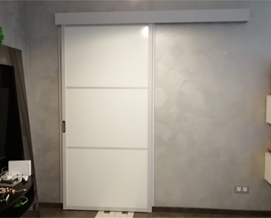 Раздвижная одностворчатая дверь в комнату. Беленый дуб. Белое матовое стекло.