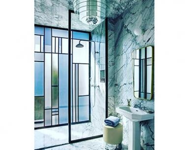 Раздвижная дверь внутри ванной с цельным стеклянным полотном