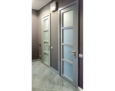 Распашные двери с окраской в цвет интерьера