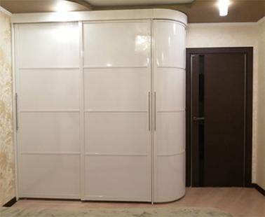 Белый радиусный шкаф-купе в прихожей
