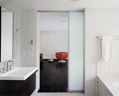 Раздвижные двери в ванной с матовым стеклом