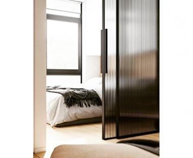 Раздвижные двери с узорчатым стеклом в спальне