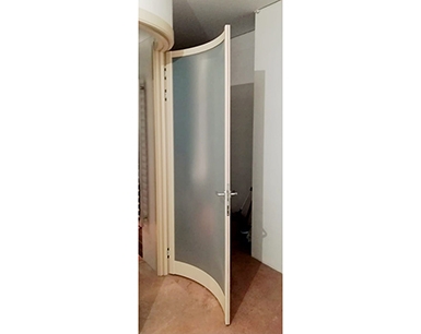 Распашная радиусная дверь в коридоре