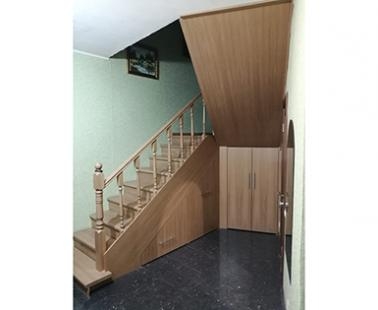 Встроенный шкаф под лестницей в доме